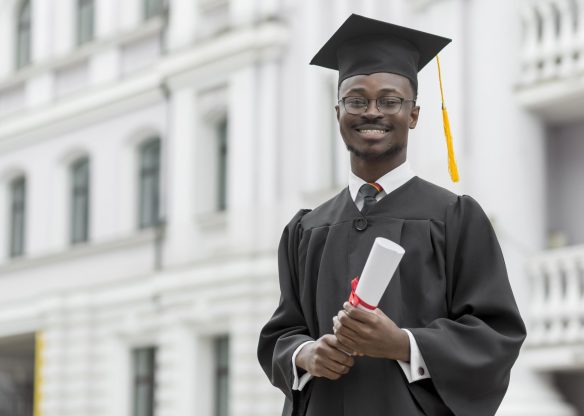 medium-shot-smiley-graduate-student medium-shot-smiley-graduate-student